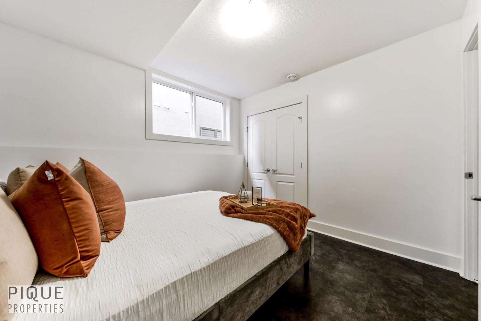 Stunning Modern Suite - King Bed - Free Parking & Netflix - Fast Wi-Fi - Long Stays Welcome Edmonton Rum bild